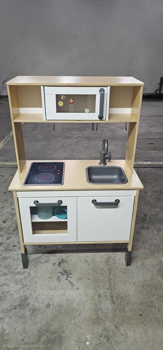 Cozinha de crianca + mesa e cadeiras