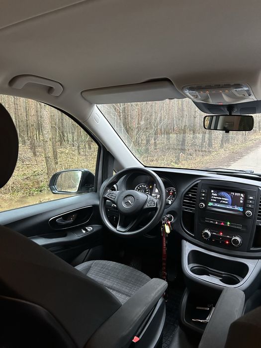 Wynajem samochodu 8-osobowego Mercedes Vito Premium