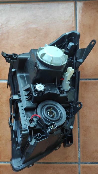 Farol ótica Toyota Avensis T25 NOVO