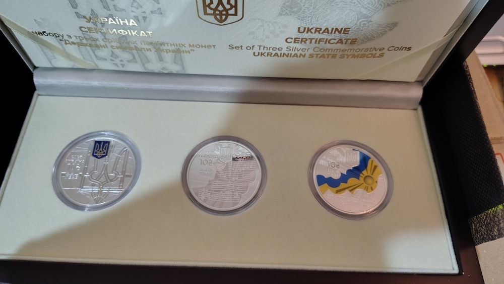 Набір із трьох срібних  монет `Державні символи України`у футлярі'