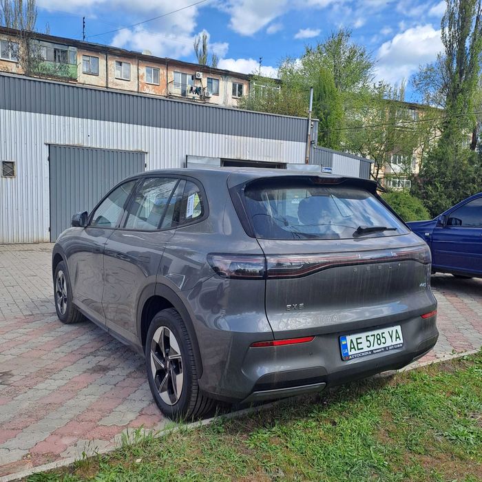 Новий електричний кросовер GEELY EX5 .
