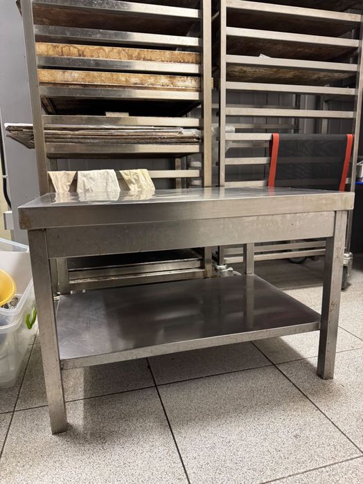 Столик з нержавіючої сталі