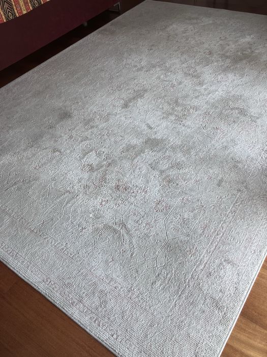 Duas carpetes de sala (rosa claro com padrão)