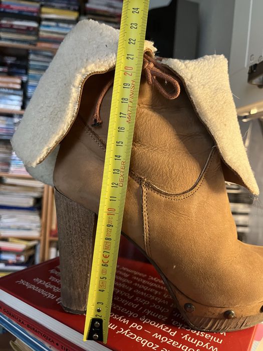 Brązowe zamszowe botki