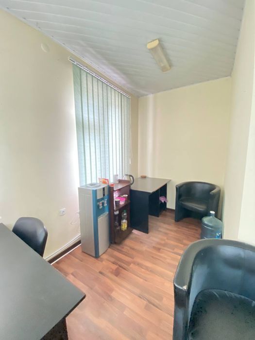 Здається офіс 4 кабінети 80 кв м + склад 30м та 3 паркомісця, вул. Героїв Майдану