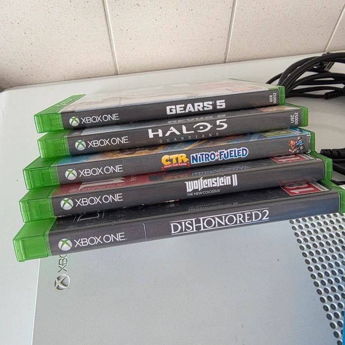 Xbox One S 1TB com Comando e 5 Jogos