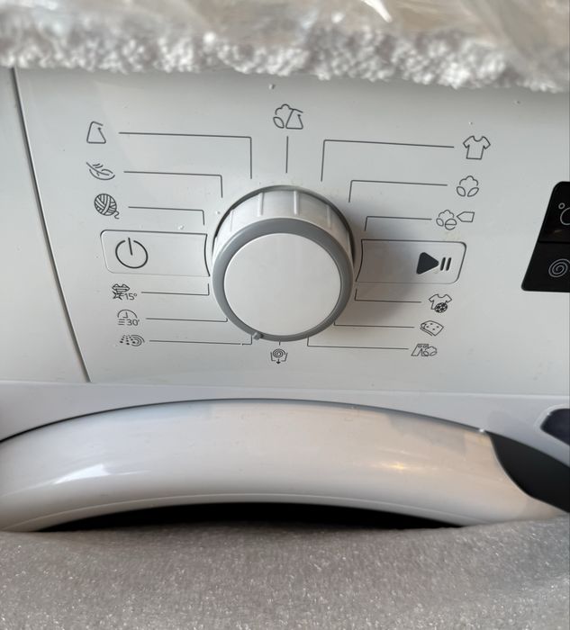 Продам пральну машинку     Whirlpool FWSF61053W EU