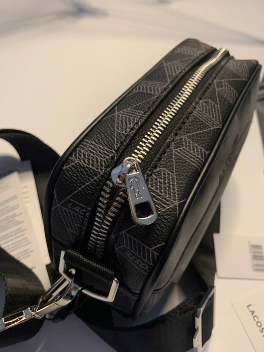 Сумка Lacoste 

- присутні гравіювання
- приємна на дотик
- присутні