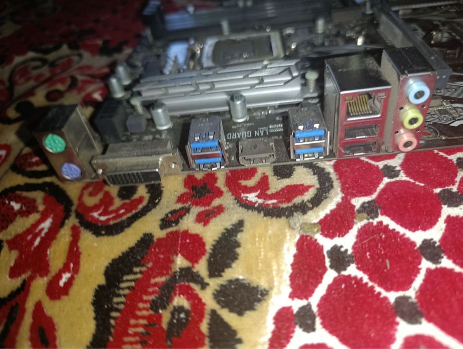 материнская плата в гарному  стані  (ASUS z270-p socket 1151)