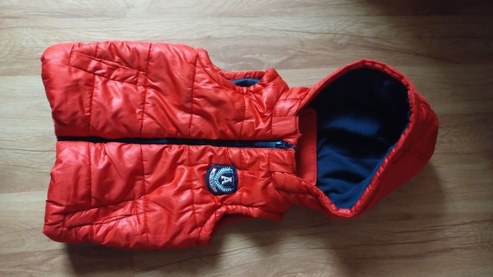 Czerwona kamizelka 110 z kapturem