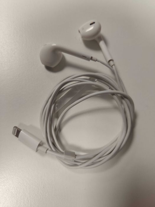 Auriculares EarPods APPLE (Lightning Connector)
