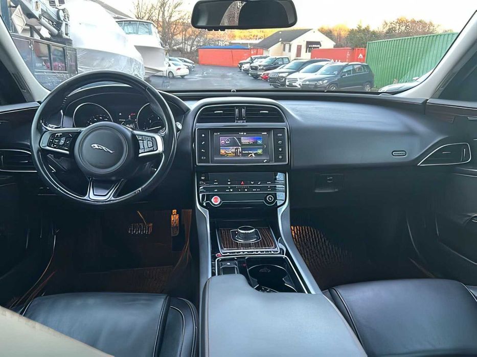 Jaguar XE      2018