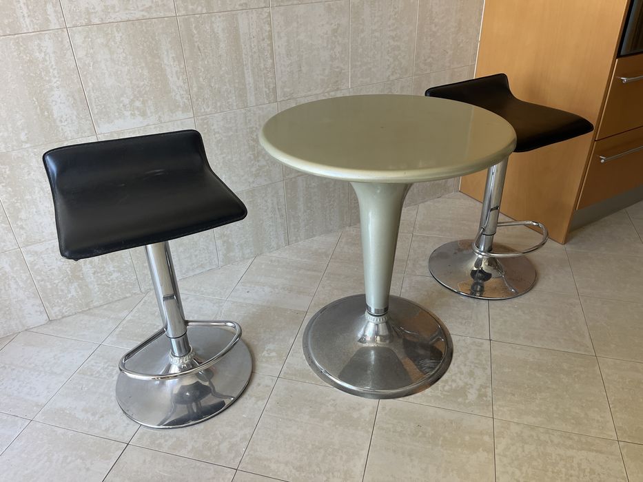 Mesa alta e 2 cadeiras