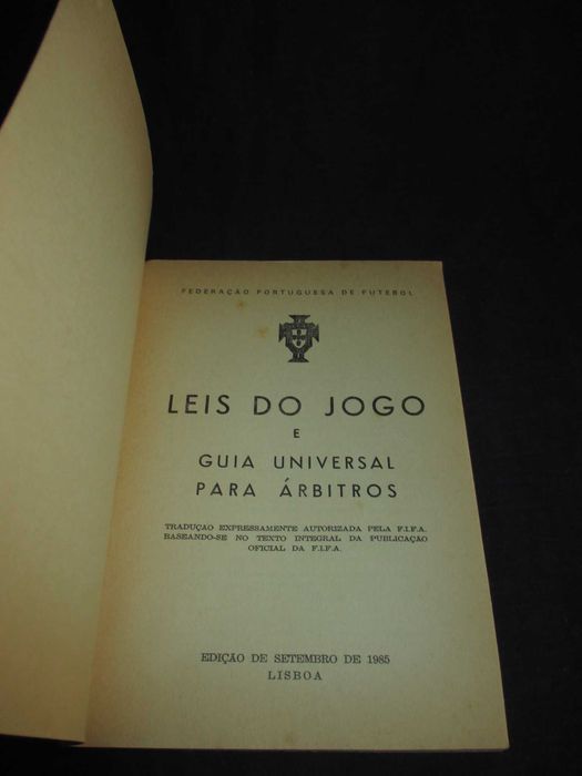 Livro Leis do Jogo e Guia Universal para Árbitros FPF 1985