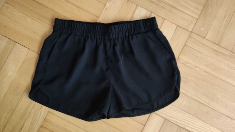 Czarne luźne spodenki