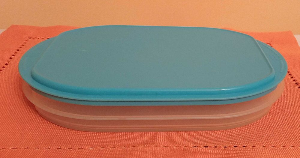 Pojemnik Tupperware do przechowywania żywności.