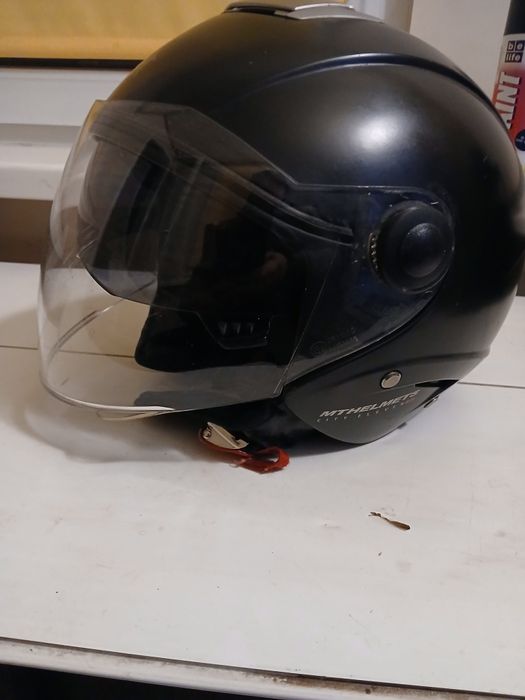 Продам мотошлем MT-Helmets с солнцезащитными очками размер XL