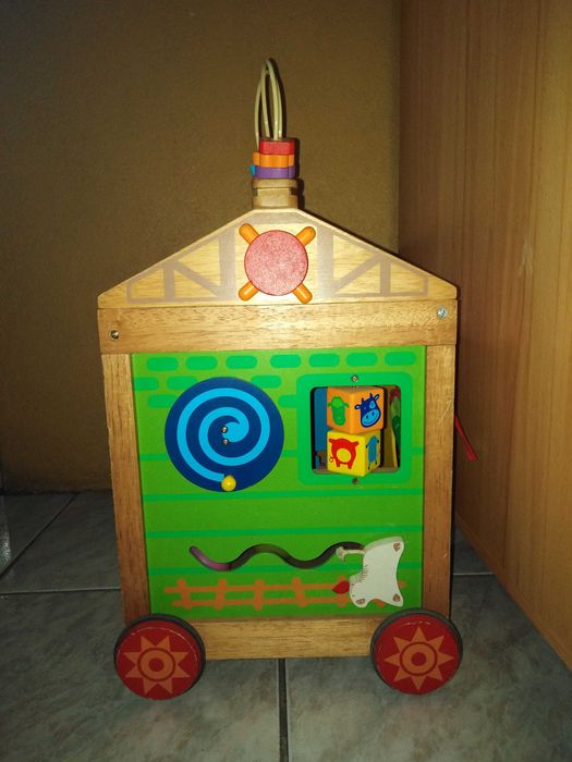 Domek drewniany kostka edukacyjna na kółkach