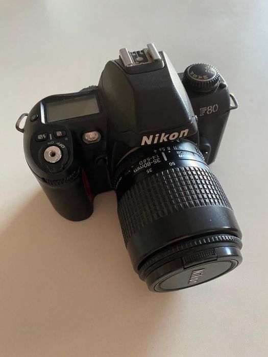 Câmara fotográfica Nikon F80 + lente