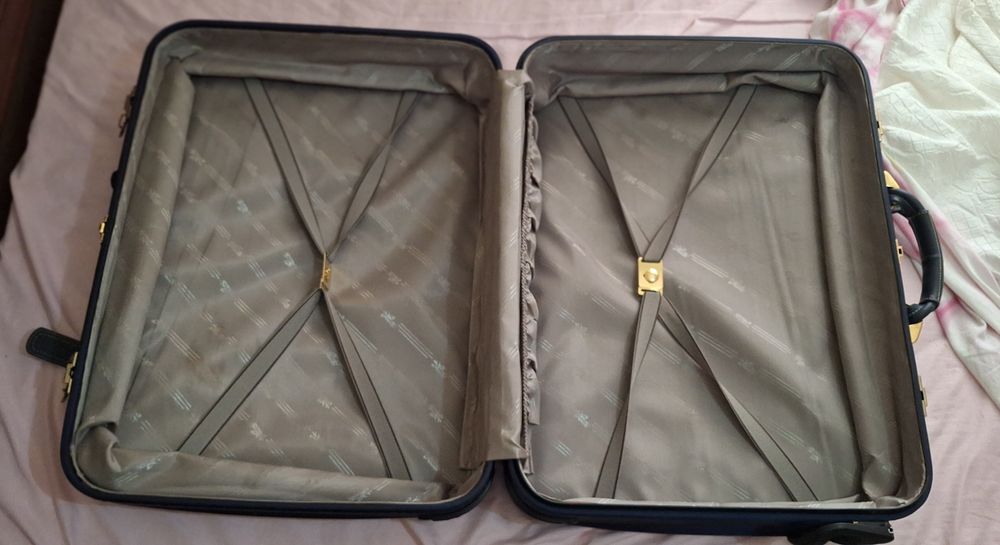 Mala de viagem azul com detalhes dourados