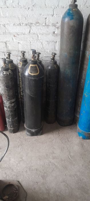 Баллоны углекислотные маленькие и большие,а також є кисень та інші газ