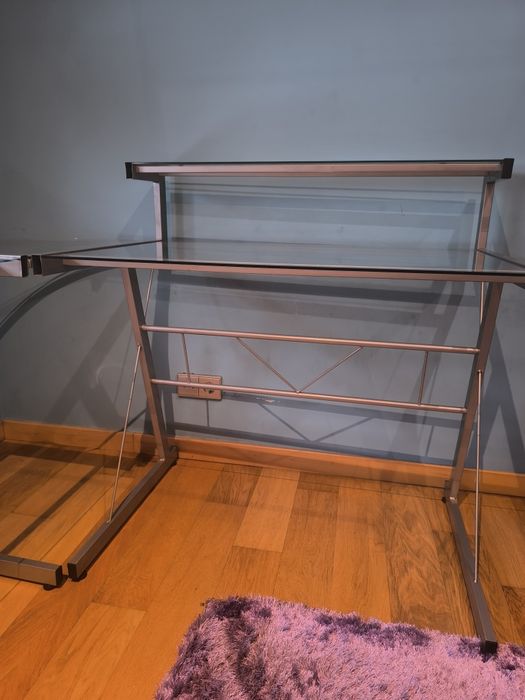 Mesa de escritório com tampo em vidro