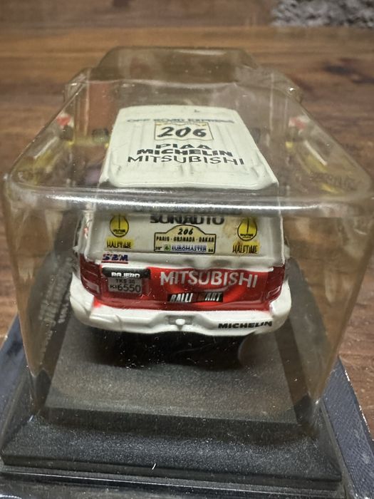 Miniatura á escala 1/43 do Citroen e Mitsubishi do Dakar da Altaya
