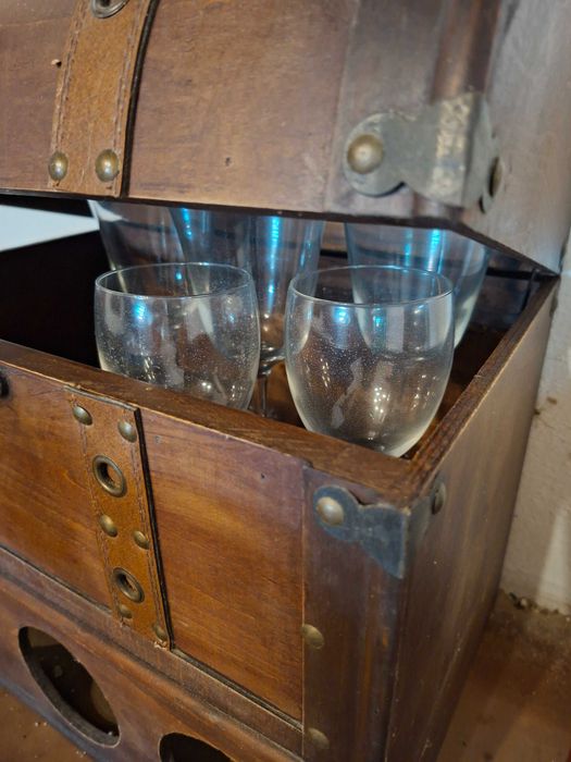 Prensa antiga e mala de vinhos  - Decoração rústica para adega