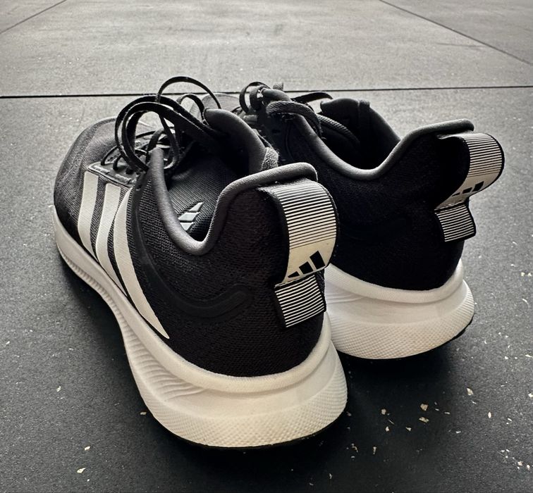 Sapatilhas Adidas Runblaze Tamanho 44