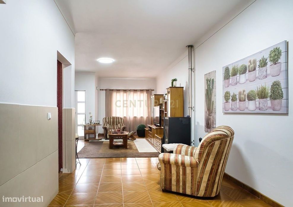 Linda Moradia T2 com Jardim e garagem a poucos kms de Martinho do Port