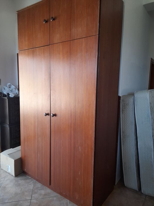 Roupeiro grande castanho