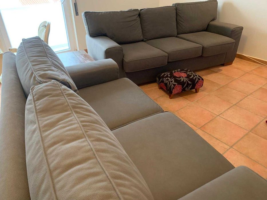 Sofás de Sala, 3 e 2 corpos. Estofado de novo em Pele muito bonita.