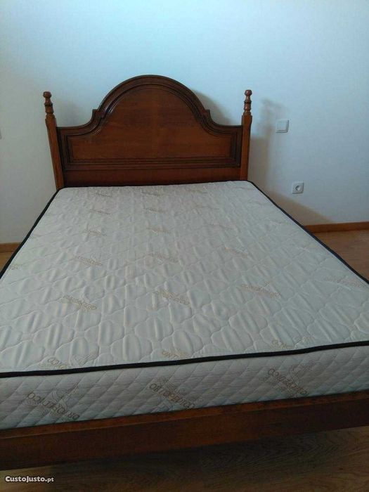 Cama de corpo e meio em madeira, colchão ortopédico e antialérgico
