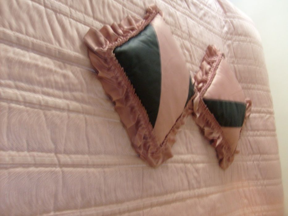 Colcha em cetim rosa acolchoada,com almofadas incluidas