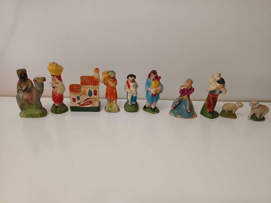 Presépio de  gesso com 70 anos, com 19 peças