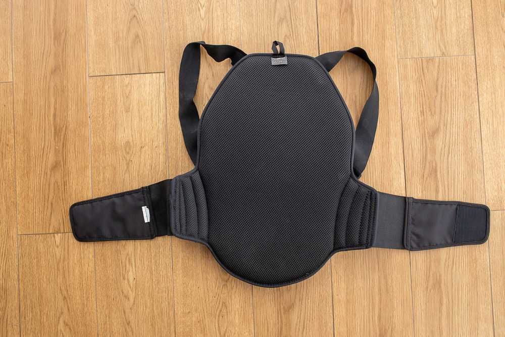 Kask, ochraniacz i skarpety jeździeckie