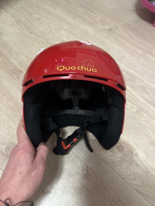 kask narciarski czerwony