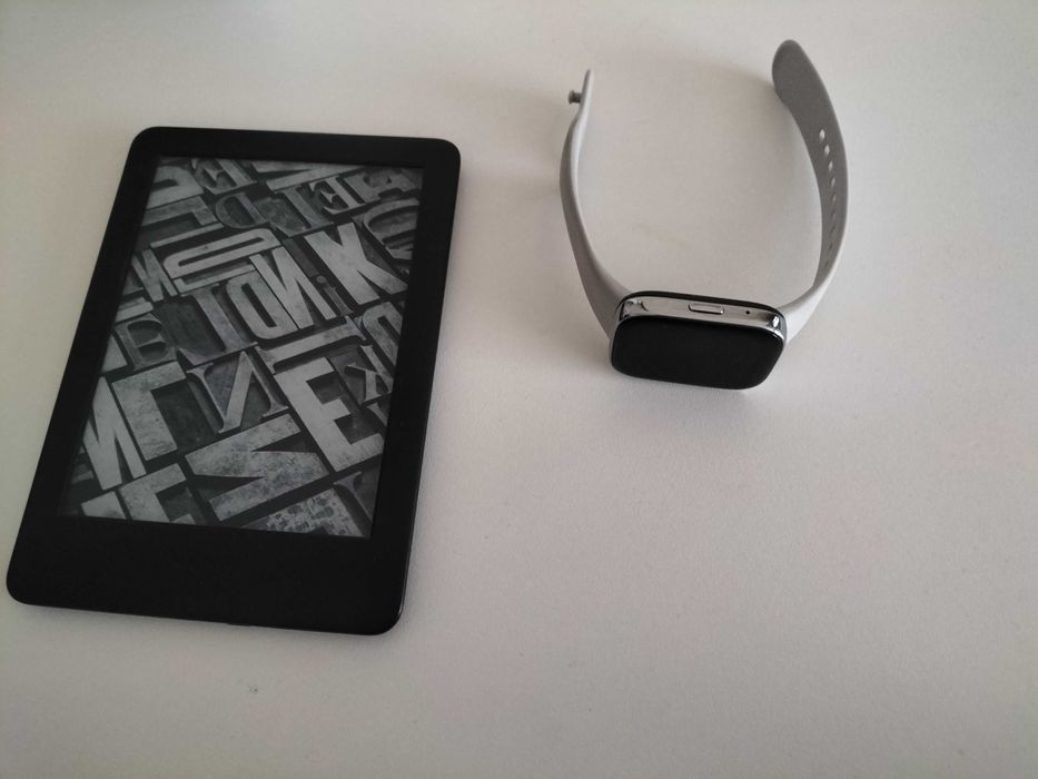 Електронна книга та годинник