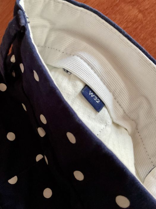 Calções Gant  em azul marinho com bolinhas brancas