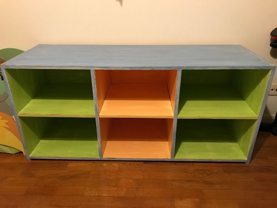 Móvel colorido para quarto de criança