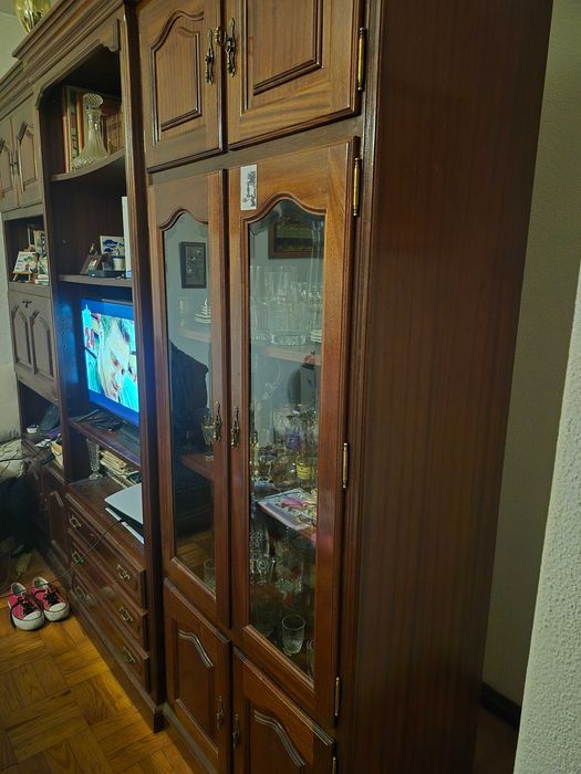 armario de sala em mogno castanho