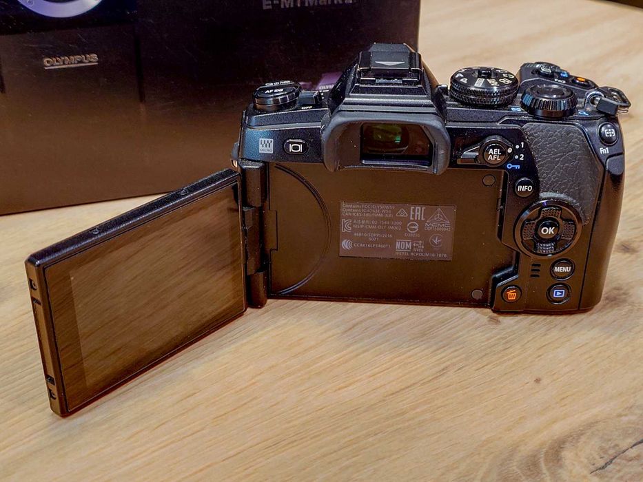 Olympus OM-D E-M1 Mark II - migawka 11tyś 2 akumulatory