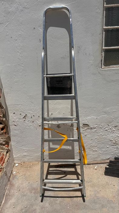 Vendo carrinho de mão para obra e escadote