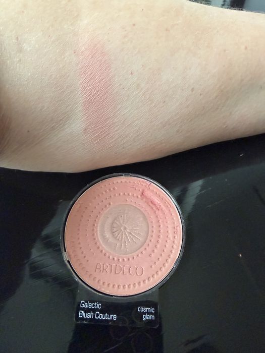 Róż do twarzy w kamieniu marki Artdeco Galactic Blush Couture