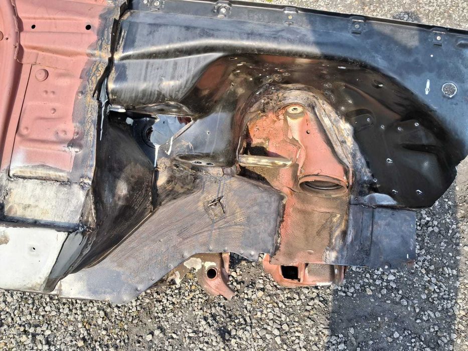 Nadkole ćwiarta prawa przód mercedes W123