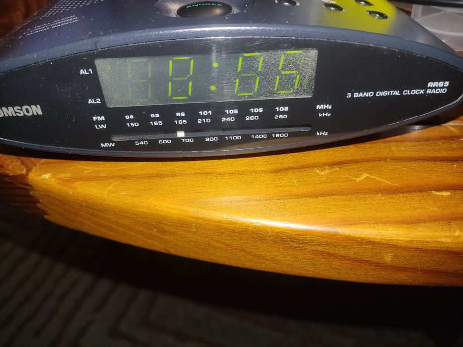 Radio despertador em bom estado com radio e despertador marca Thomson