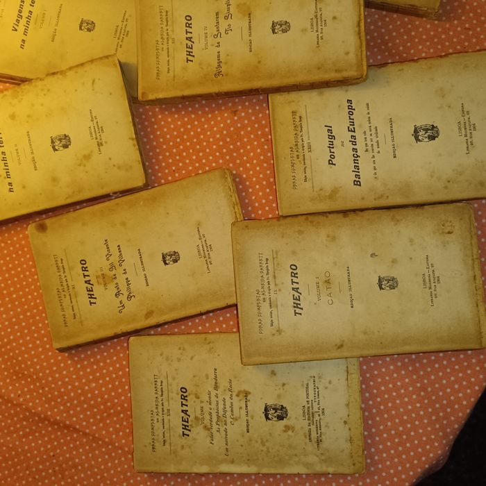 Coleção de livros antigas do Almeida Garrett