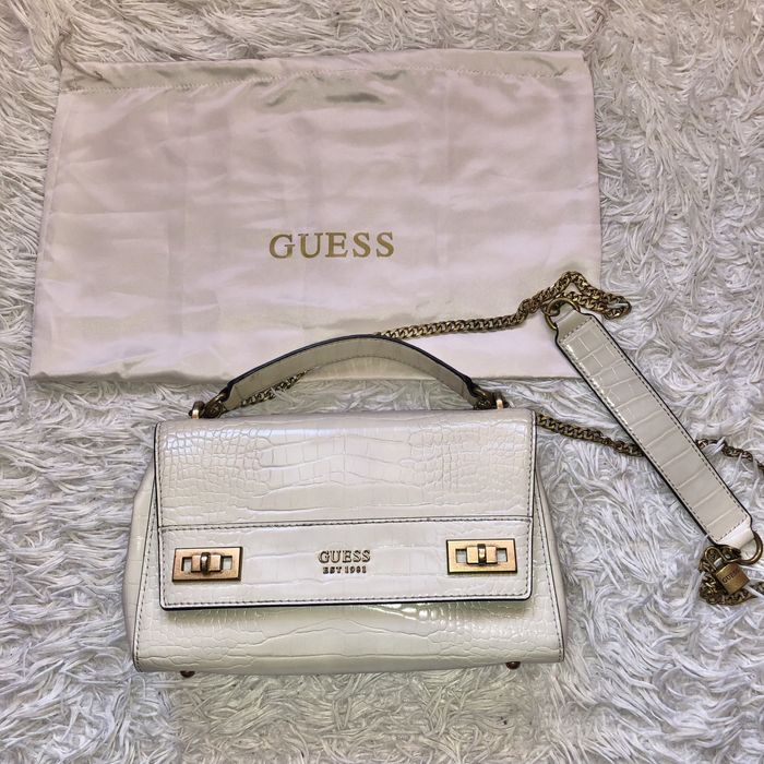 Kremowa torebka listonoszka Guess