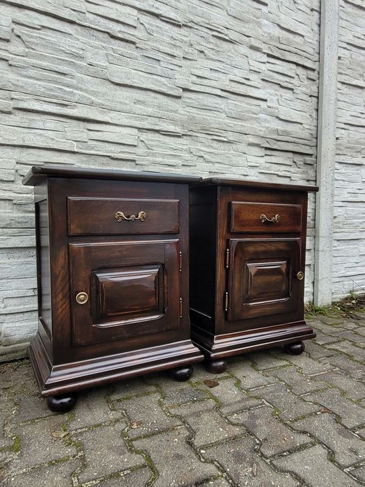 Ciekawe dębowe szafki z szufladami.