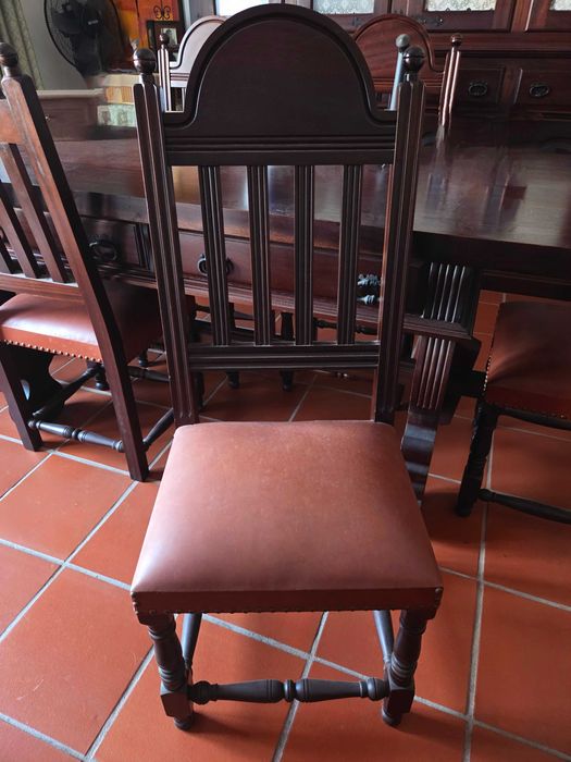 Conjunto de Mesa de Jantar em Madeira Maciça + 6 Cadeiras em Pele (Como Novo)